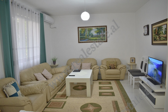 Apartament me qera ne zonen e Farkes ne Tirane.

Apartamenti ndodhet ne katin e dyte te nje vile q